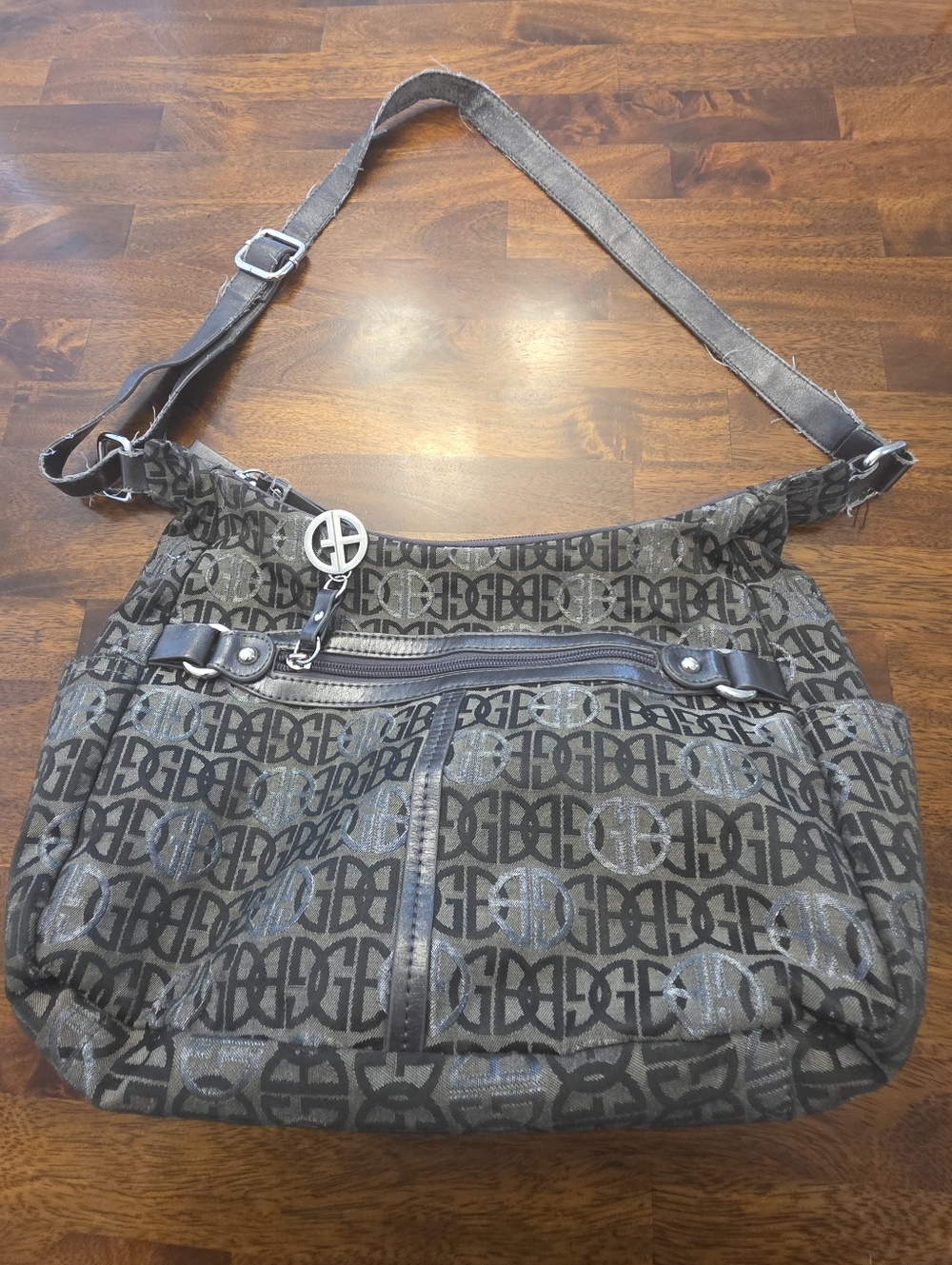 Giani‎ Bernini Gray Logo-Print Shoulder Bag